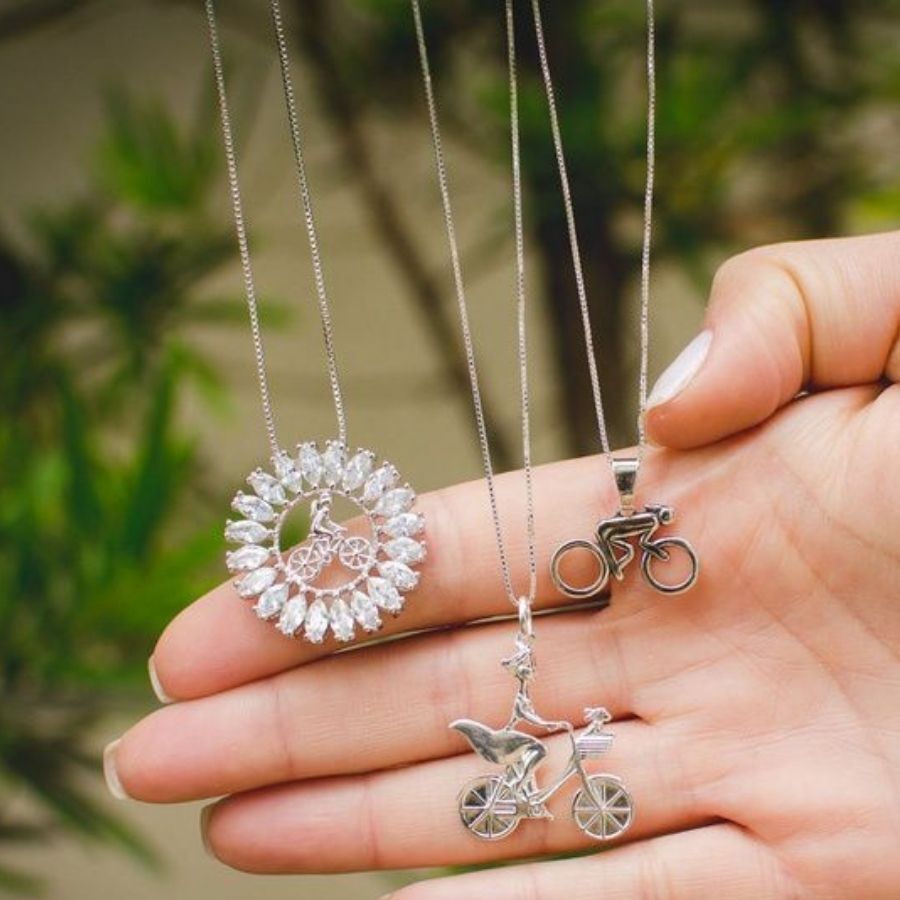 Collar de bicicleta bañado en rodio con circonitas cúbicas a su alrededor.
